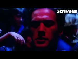 Ajita Wilson in Luca il contrabbandiere (1980) 18