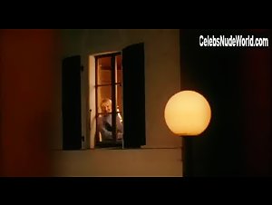 Alexia Stresi in Faites comme si je n'etais pas la (2000) 12