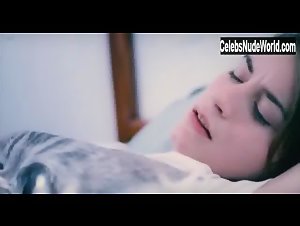 Alicia Rodriguez in Joven y alocada (2012) 7