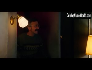 Alison Brie Topless , Bouncing boobs In GLOW (series) (2017) 14