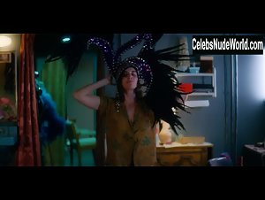 Alison Brie Topless , Bouncing boobs In GLOW (series) (2017) 4