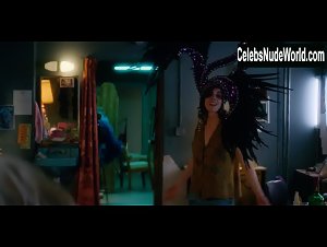 Alison Brie Topless , Bouncing boobs In GLOW (series) (2017) 6