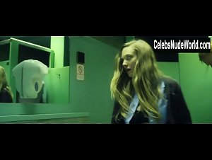 Amanda Seyfried in Fathers and Daughters (2015) 1