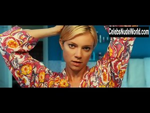 Amy Smart nude, Bathtub scene in Mirrors (2008) 5