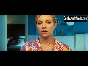 Amy Smart nude, Bathtub scene in Mirrors (2008) 6