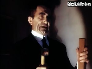 Ana Alvarez in Aqui huele a muerto... (1990) 19