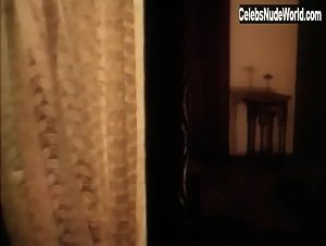 Ana Alvarez in Aqui huele a muerto... (1990) 2