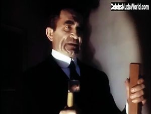 Ana Alvarez in Aqui huele a muerto... (1990) 20