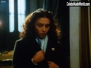 Ana Belen in La colmena (1982) 6