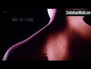 Angele Arnaud Kissing , Topless In La Verite Nue (series) (2018) 4