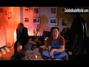 Angelina Jolie Blonde , Nipples in Hell's Kitchen (1998) 4