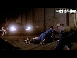 Anja Engstrom in Emanuelle - Perche violenza alle donne (1977) 20