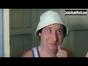 Anna Maria Rizzoli in L'insegnante al mare con tutta la classe (1980) 4