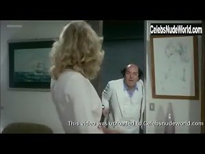 Anna Maria Rizzoli in L'insegnante al mare con tutta la classe (1980) 9
