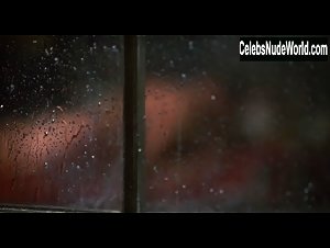 Anne Hathaway in Love and Other Drugs (2010) 5