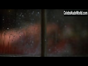 Anne Hathaway in Love and Other Drugs (2010) 6