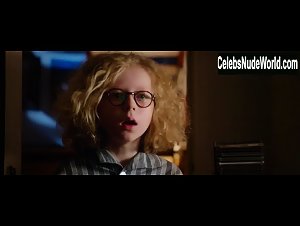 Anne Schafer in Hot Dog (2018) 6