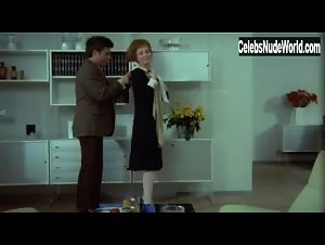Annie Birgit Garde in Tandlaege pa sengekanten (1971) 1