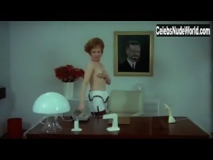 Annie Birgit Garde in Tandlaege pa sengekanten (1971) 19