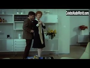 Annie Birgit Garde in Tandlaege pa sengekanten (1971) 2