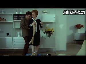 Annie Birgit Garde in Tandlaege pa sengekanten (1971) 3
