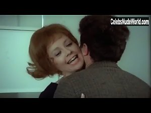 Annie Birgit Garde in Tandlaege pa sengekanten (1971) 7