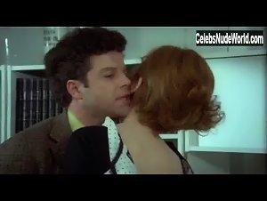 Annie Birgit Garde in Tandlaege pa sengekanten (1971) 8