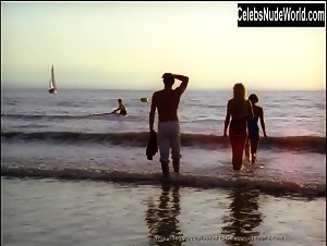 Arielle Dombasle in Pauline a la plage (1983) 17