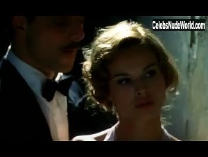Kasia Smutniak in Il commissario De Luca (series) (2008) 13