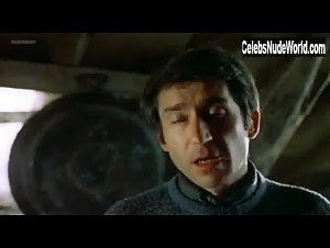 Assumpta Serna in Soldados de plomo (1983) 8