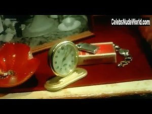 Aure Atika in Sof Ha'Olam Smola (2004) 20