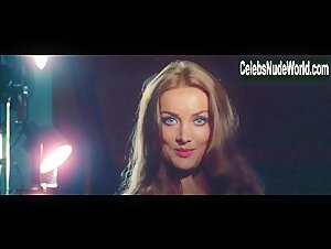 Barbara Bouchet in Non si sevizia un paperino (1972) 13