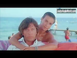 Barbara Nielsen Beach , Public Nudity in L'annee des meduses (1984) 1