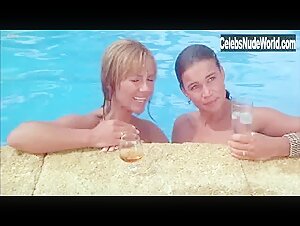 Barbara Nielsen Beach , Public Nudity in L'annee des meduses (1984) 18