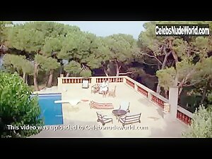 Barbara Nielsen Beach , Public Nudity in L'annee des meduses (1984) 20