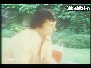 Beatrice Harnois boobs , Outdoor in Les mille et une perversions de Felicia (1975) 19