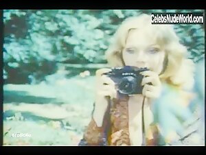 Beatrice Harnois boobs , Public Nudity in Les mille et une perversions de Felicia (1975) 10