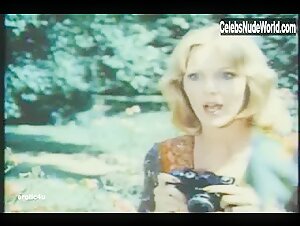 Beatrice Harnois boobs , Public Nudity in Les mille et une perversions de Felicia (1975) 15
