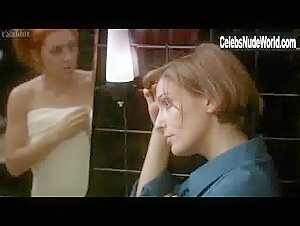 Beatriz Batarda in A Costa dos Murmurios (2004) 16