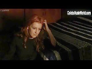 Beatriz Batarda in A Costa dos Murmurios (2004) 19