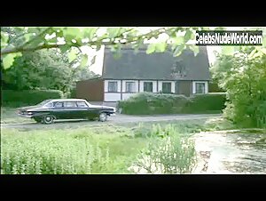 Birte Tove in Motorvej pa sengekanten (1972) 12