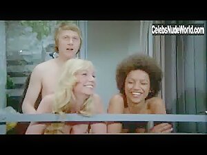 Birte Tove Blonde , boobs in Tandlaege pa sengekanten (1971)