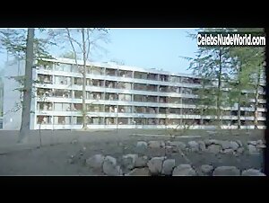 Birte Tove Blonde , boobs in Tandlaege pa sengekanten (1971) 20