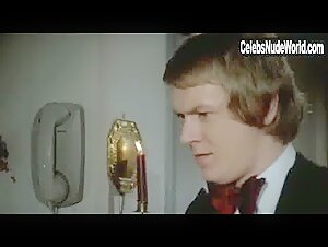 Birte Tove Blonde , boobs in Tandlaege pa sengekanten (1971) 5