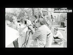 Birte Tove Explicit , Blonde in Tandlaege pa sengekanten (1971) 11