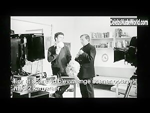 Birte Tove Explicit , Blonde in Tandlaege pa sengekanten (1971) 12