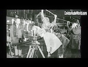 Birte Tove Explicit , Blonde in Tandlaege pa sengekanten (1971) 15