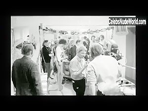 Birte Tove Explicit , Blonde in Tandlaege pa sengekanten (1971) 19