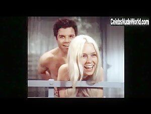Birte Tove Explicit , Blonde in Tandlaege pa sengekanten (1971) 8