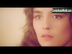 Blanca Marsillach in Il miele del diavolo (1986) 15